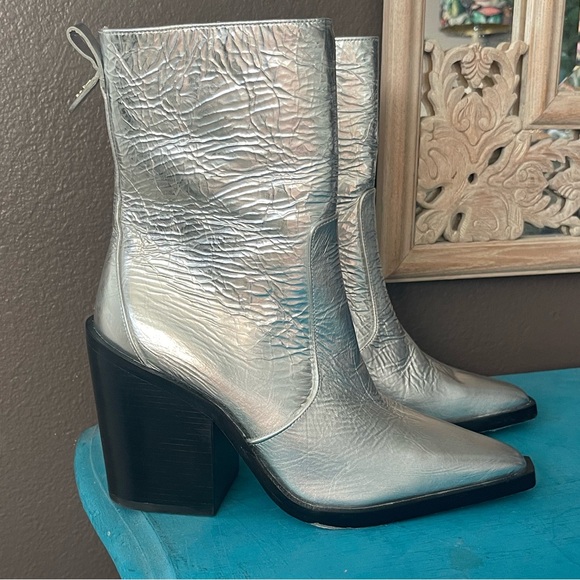 Larroude James Crinkled Silver Metallic Block Heeled Boots Zip Up sz 9 NWOT NWOB - Picture 4 of 10